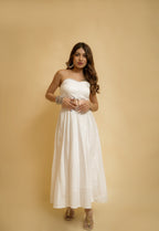 Elegant Off-White Sleeveless Gown