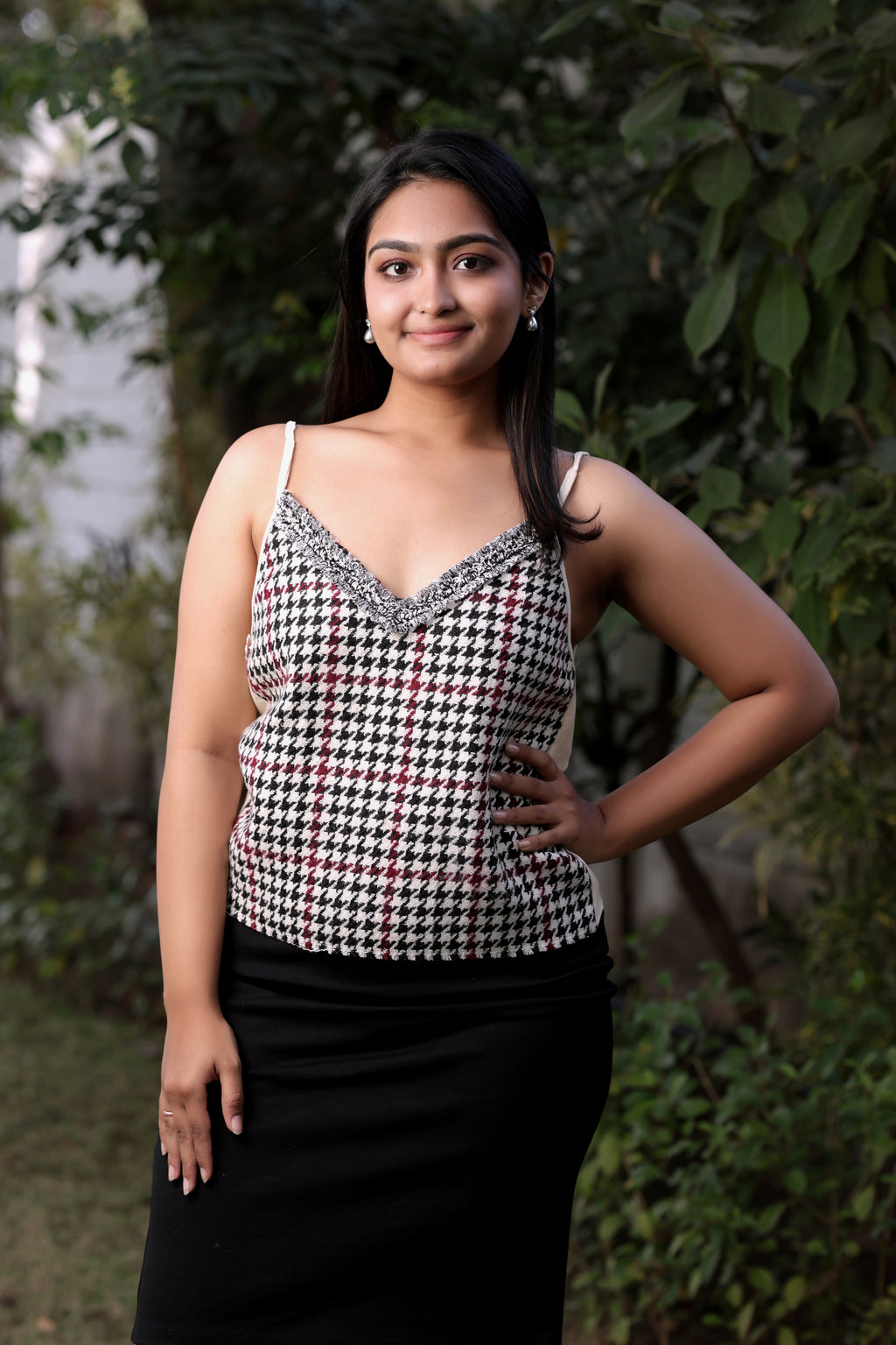 Chic V-Neck Houndstooth Print Top with Marbled Trim
