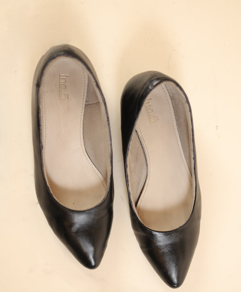 Black Pointed Low-Heel Shoes
