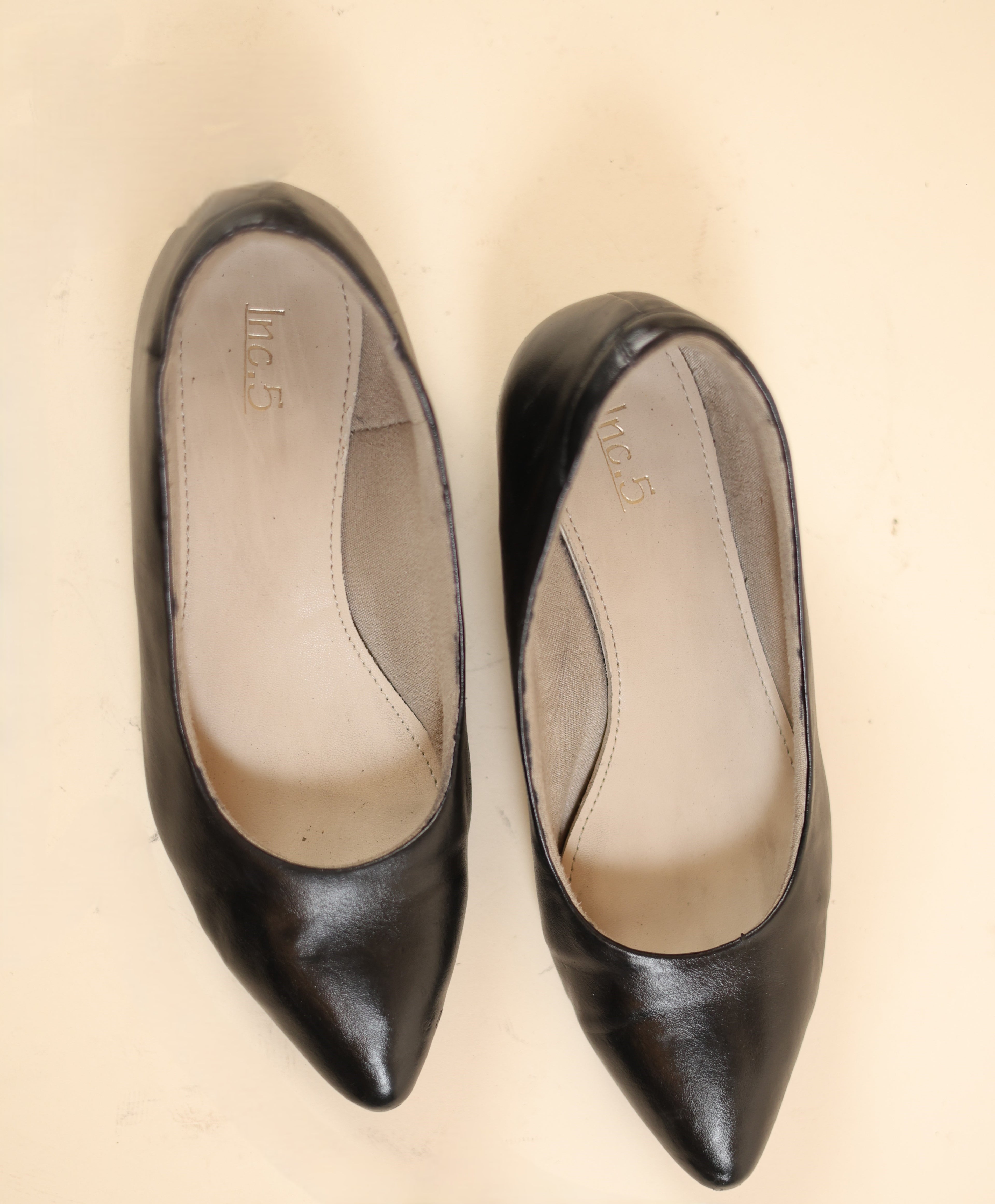 Black Pointed Low-Heel Shoes