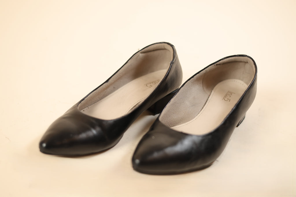 Black Pointed Low-Heel Shoes