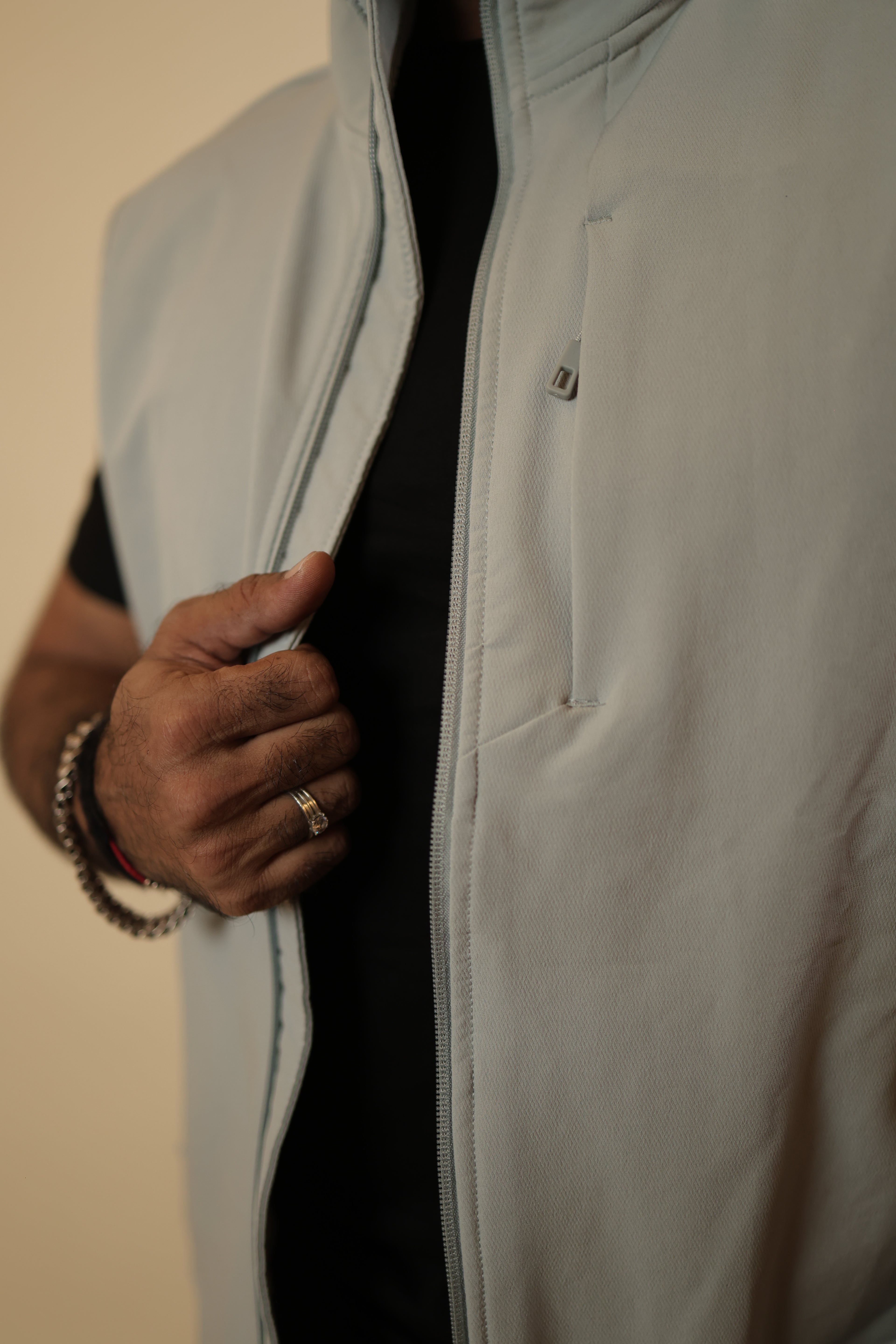 Off White Men’s Sleeveless High-Neck Zipper Jacket